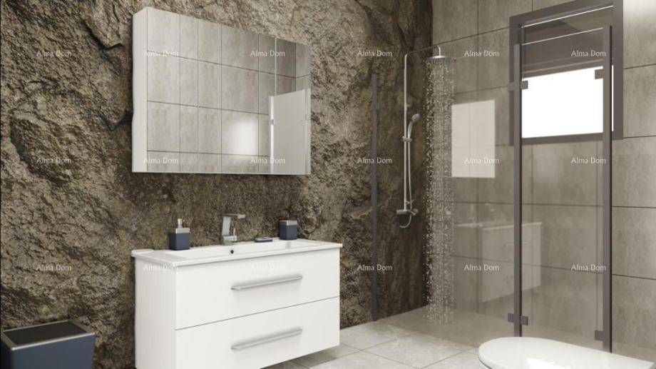 Modernes Badezimmer mit begehbarer Dusche, Einzelwaschbecken und einer Wand in Steinoptik.