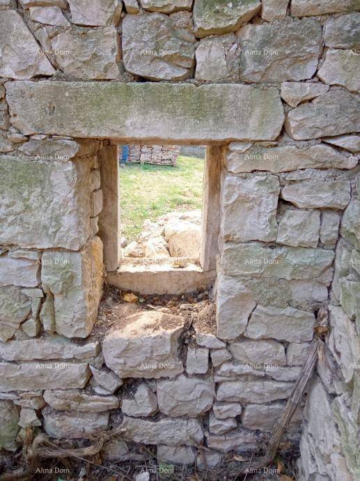 Innenansicht einer Steinmauer mit einer leeren Fensteröffnung, die den Blick nach draußen freigibt.