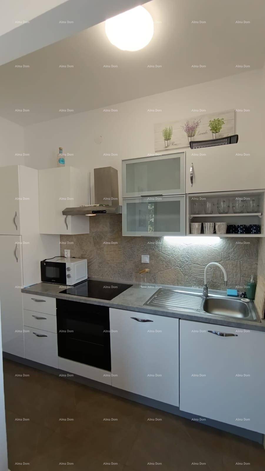 Moderne Einbauküche mit weißen Schränken, Induktionskochfeld und Dunstabzugshaube.