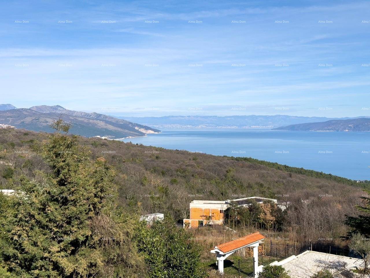 Weitläufiger Panoramablick auf das Meer und die umliegende Berglandschaft.