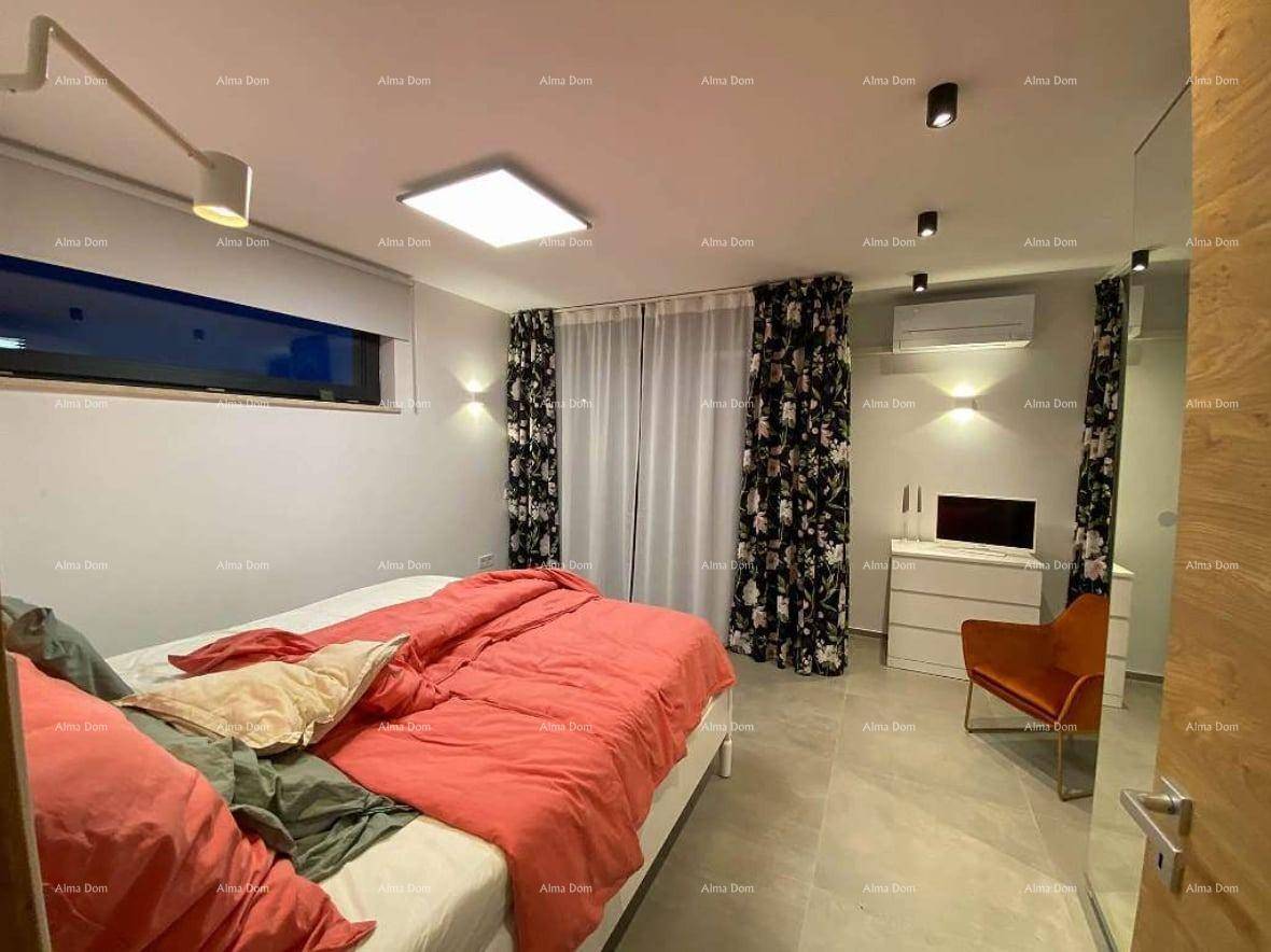 Gemütliches Schlafzimmer mit Doppelbett, Nachttischen und floralen Vorhängen.