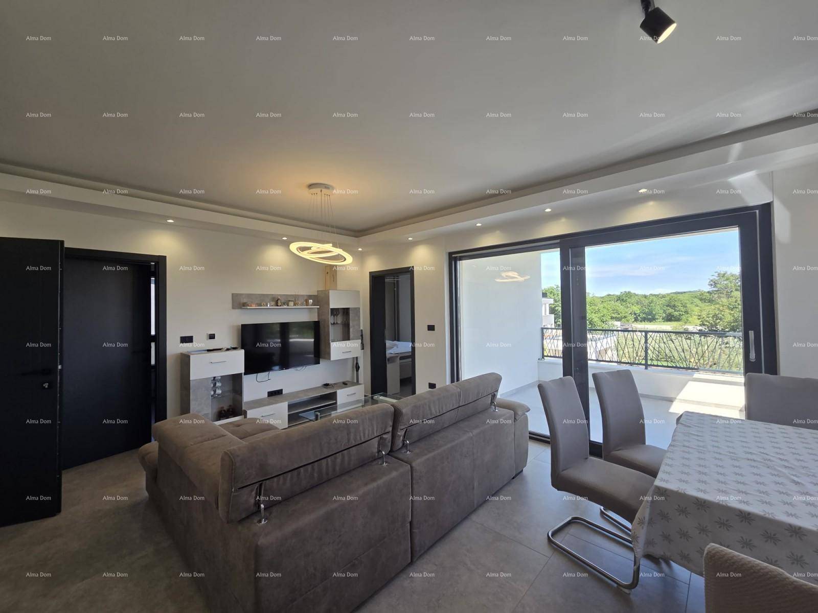 Heller Wohnbereich mit bequemer Couch, Esstisch und großen Fenstern zum Balkon.