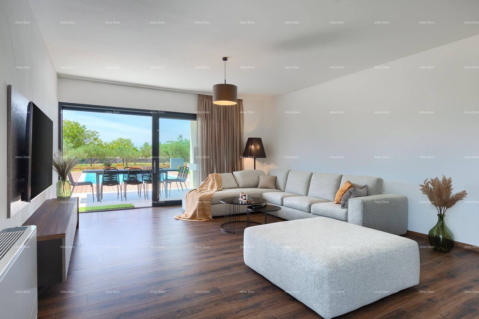 Modernes Wohnzimmer mit großem Ecksofa, Holzboden und Zugang zur Terrasse mit Poolblick.