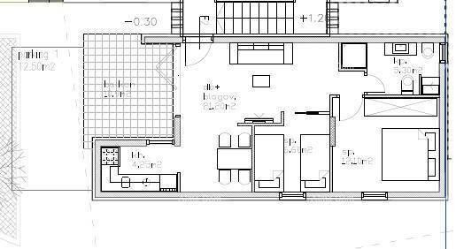 Grundrissplan einer Wohneinheit mit offenem Wohnbereich, Schlafzimmer und Balkonzugang.