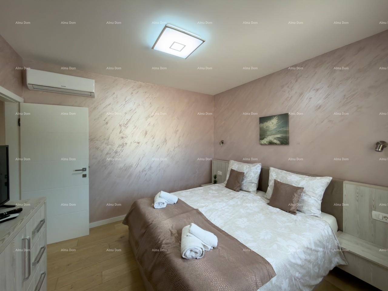 Gemütliches Schlafzimmer mit Doppelbett, Klimaanlage und moderner Einrichtung.