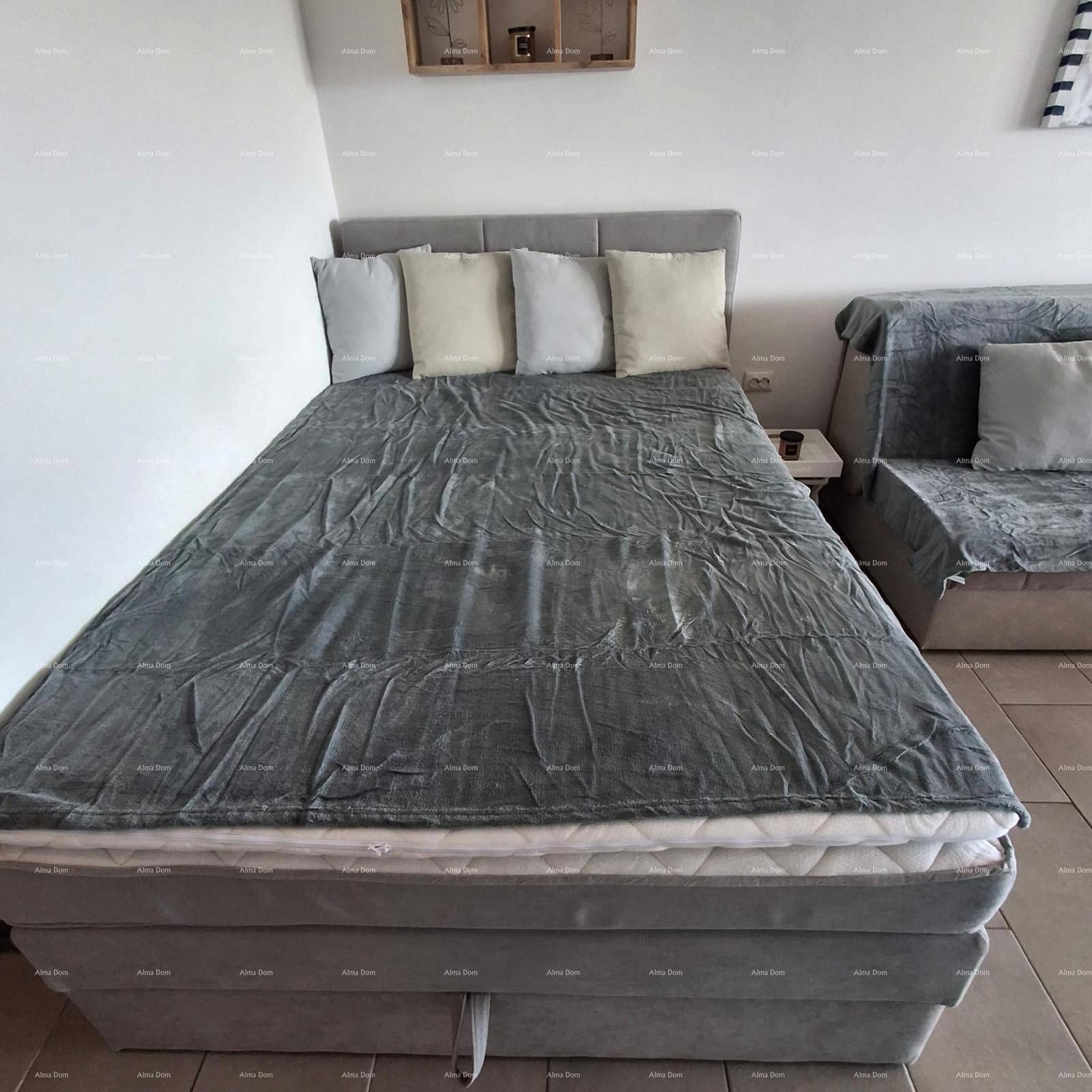 Komfortables Schlafzimmer mit großem Bett und weicher Tagesdecke.