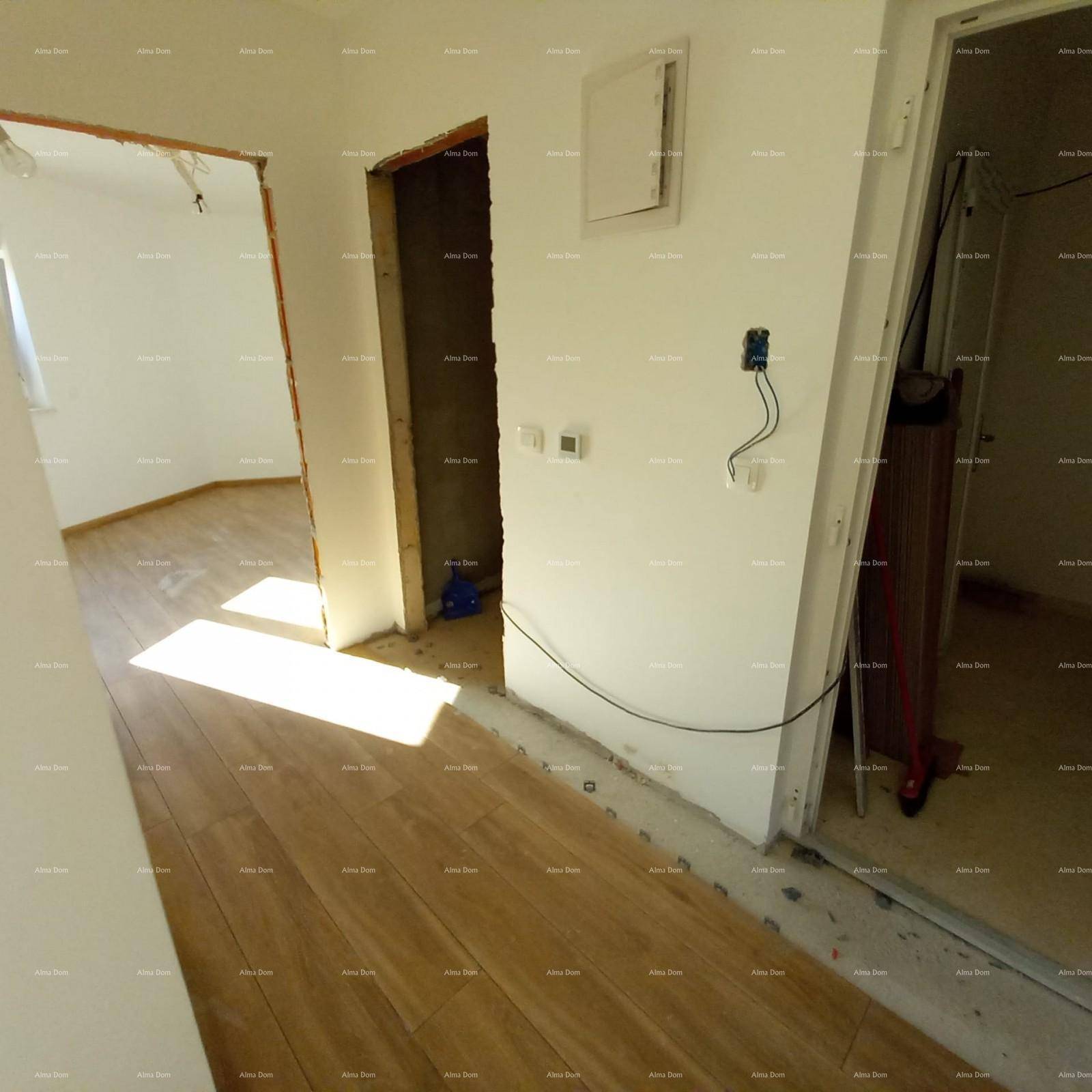 Heller Flur mit neuem Laminatboden, der zu verschiedenen Zimmern führt.