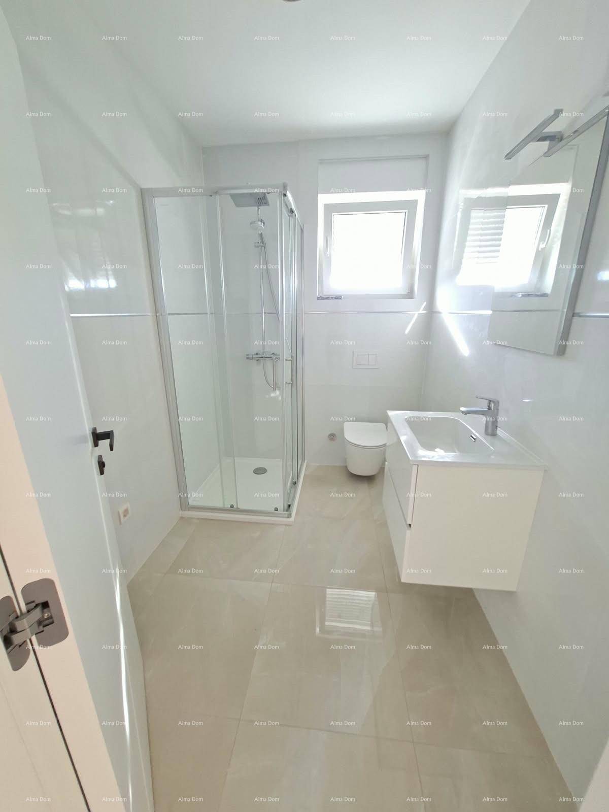 Helles Badezimmer mit Duschkabine, wandhängendem WC, Einzelwaschbecken und Fenster für Tageslicht.