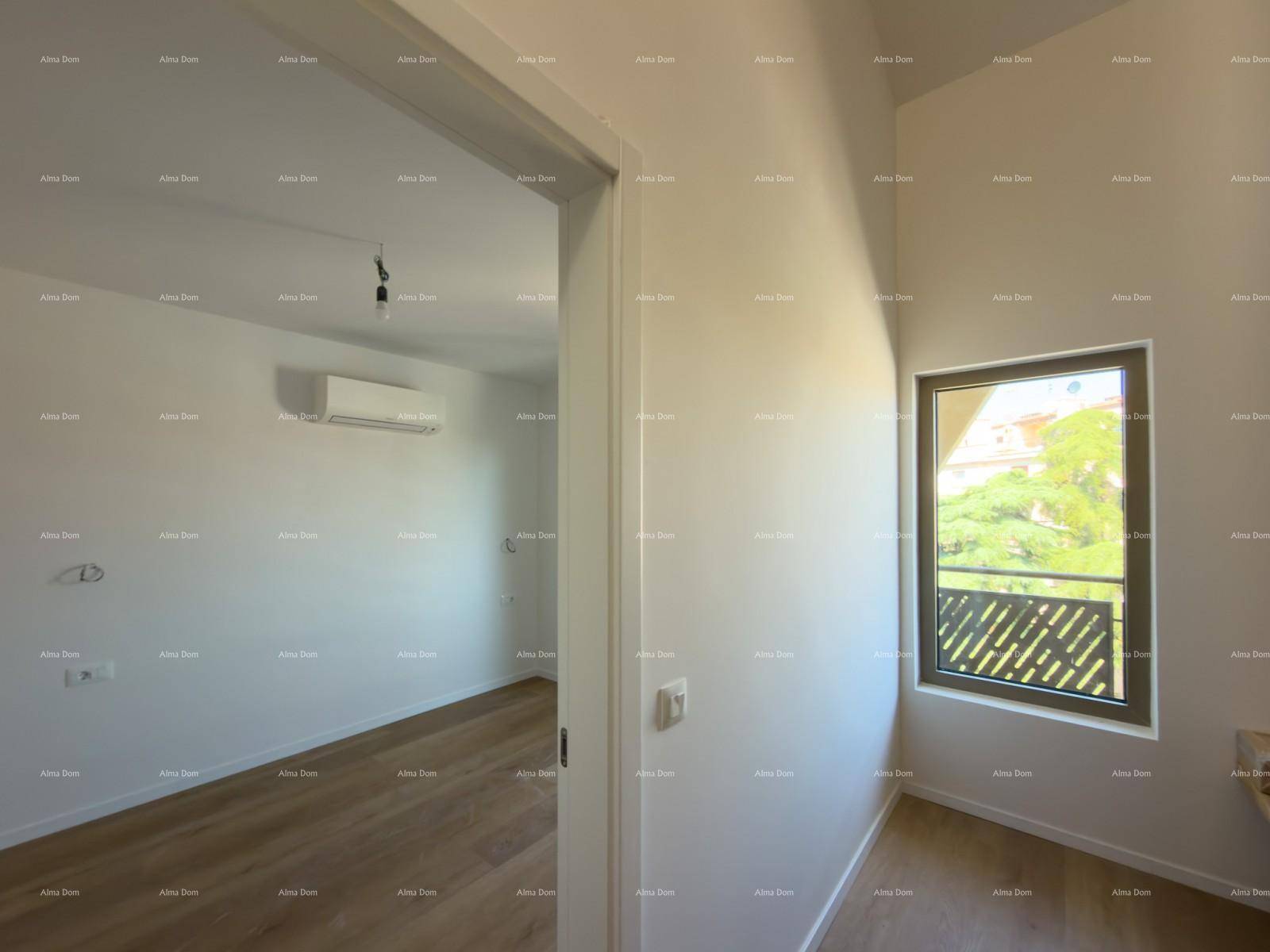 Leerer Raum mit Holzboden, Fenster und Klimaanlage, verbunden mit einem weiteren Zimmer.