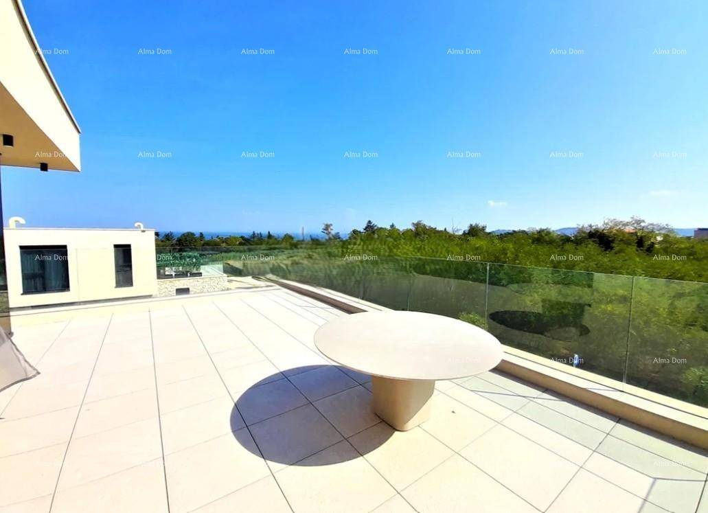 Große Dachterrasse mit weitem Blick ins Grüne und einem Tisch für Mahlzeiten im Freien.