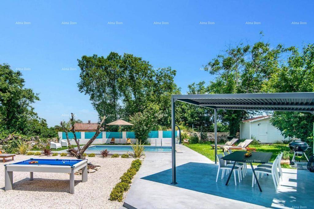 Weitläufiger Garten mit Rasenfläche, Pool, Billardtisch und überdachtem Essbereich unter freiem Himmel.