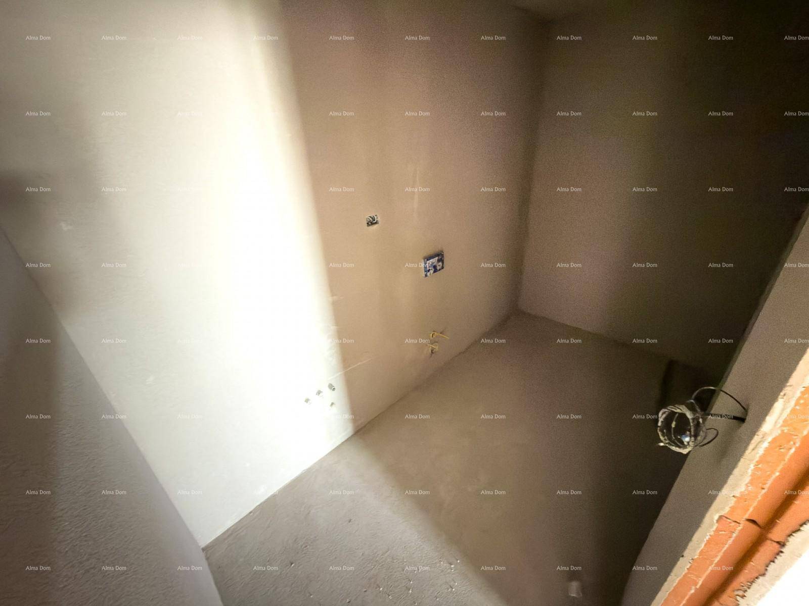 Unfertiger Abstellraum oder Technikraum mit Rohinstallationen und viel Tageslicht.