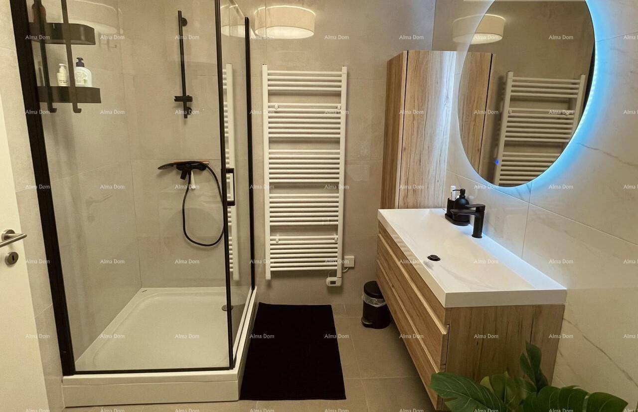 Modernes Badezimmer mit begehbarer Dusche, Holzwaschtisch und beheiztem Handtuchhalter.