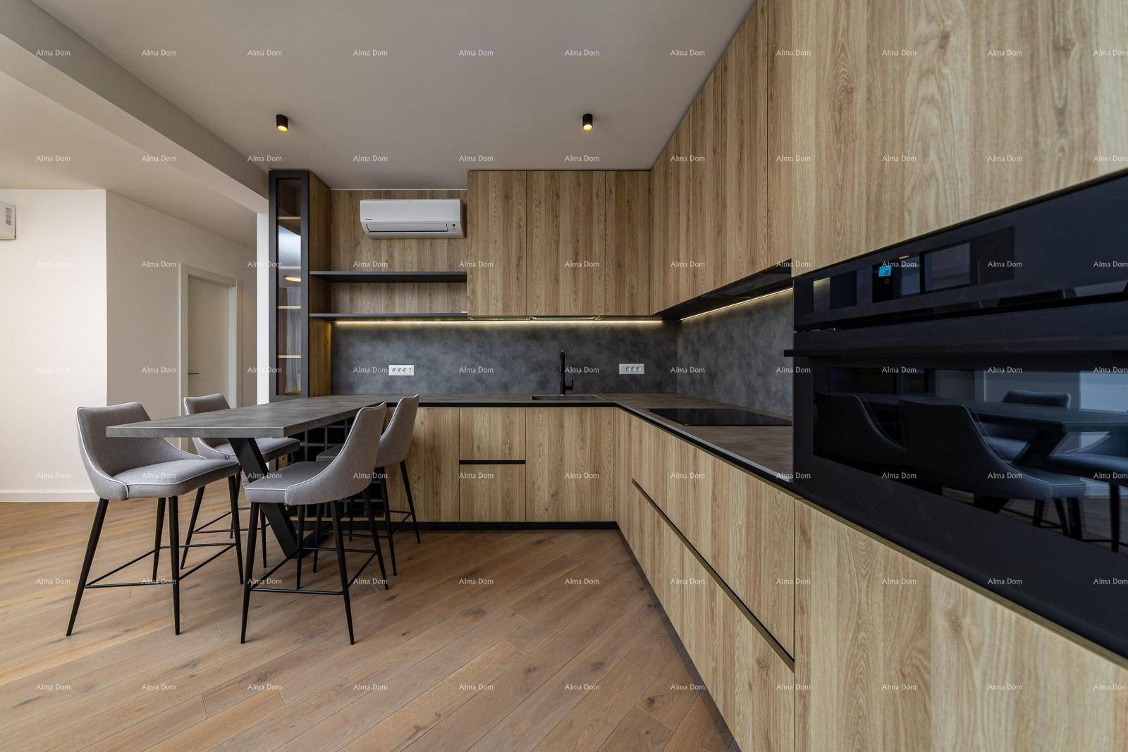 Offene Küche mit Holzschränken, dunkler Arbeitsplatte und Blick auf den Essbereich.
