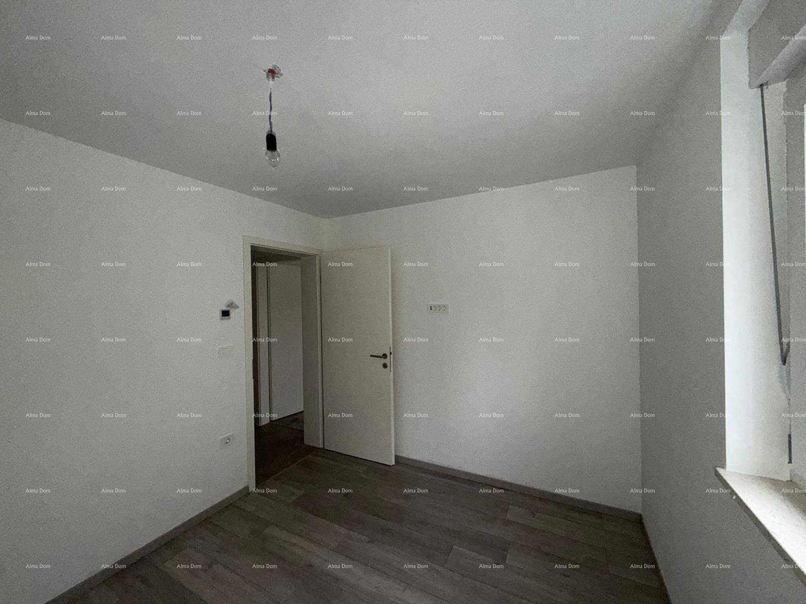 Leeres Schlafzimmer mit Holzplankenboden und Fenster, ideal für eine gemütliche Einrichtung.