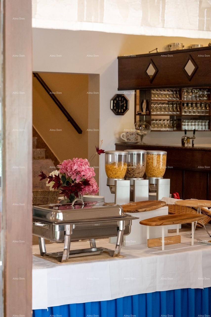 Buffetbereich mit Speisen und Getränken, bereit für die Gäste, mit Treppenhaus im Hintergrund.