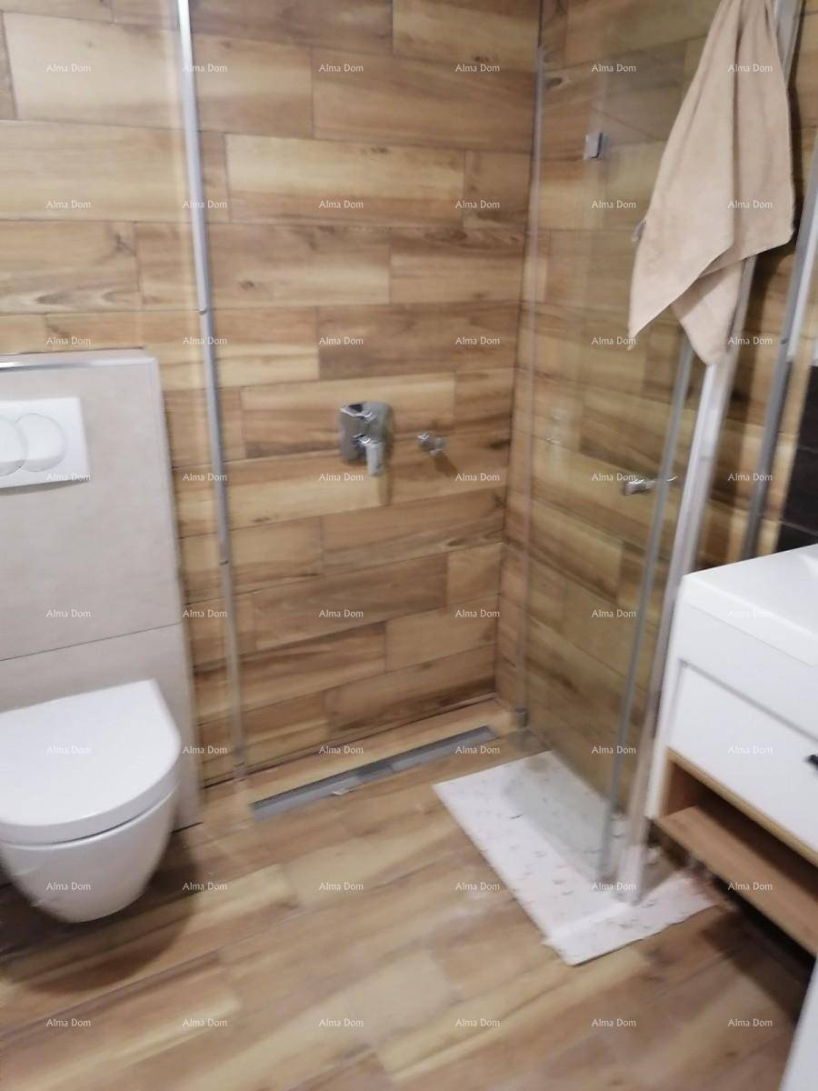 Modernes Badezimmer mit begehbarer Dusche, wandhängender Toilette und Holzoptikfliesen.