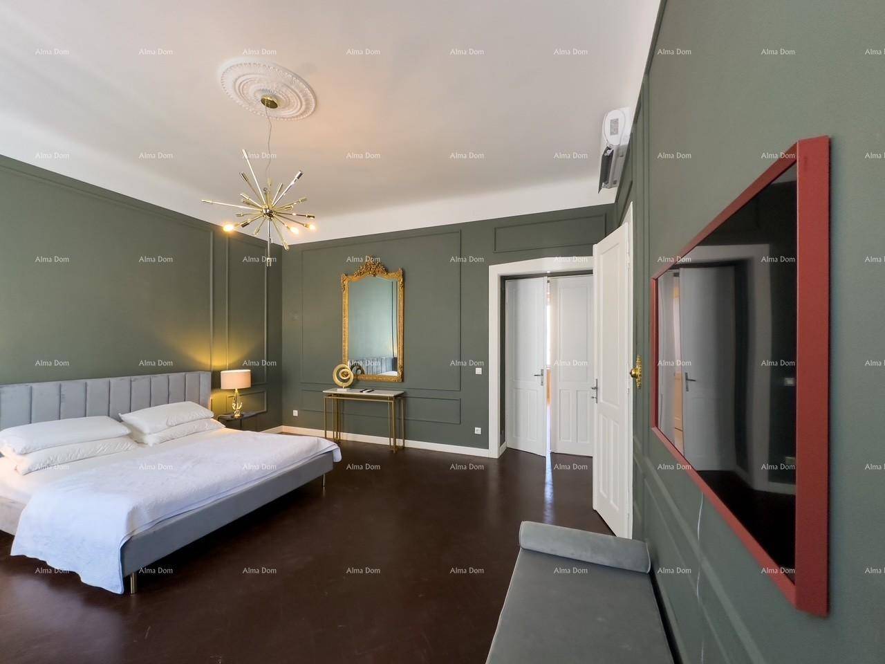 Geräumiges Schlafzimmer mit grünen Wänden, großem Spiegel und Klimaanlage für angenehmes Raumklima.