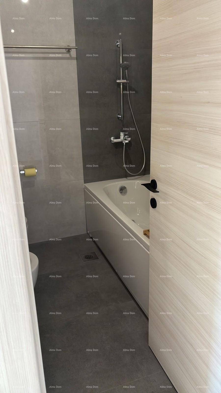 Modernes Badezimmer mit Badewanne und Duscharmatur, ausgestattet mit eleganten grauen Fliesen.