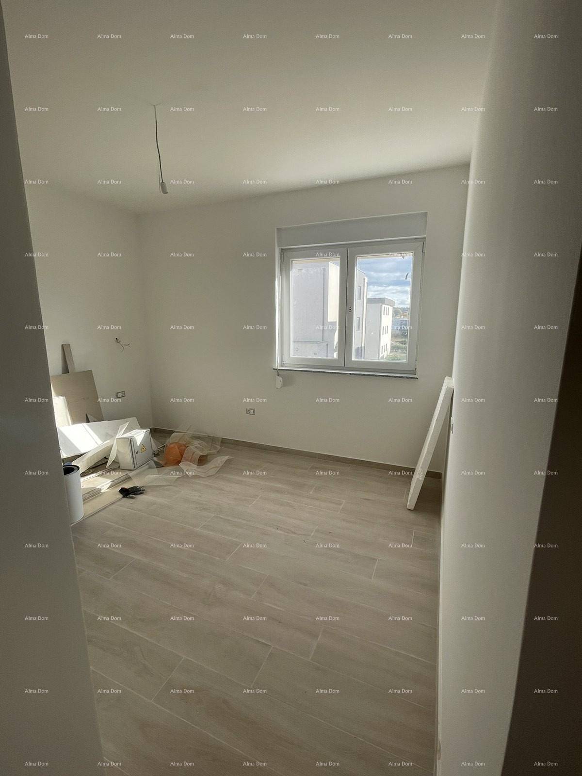 Helles Schlafzimmer im Rohbau mit Fliesenboden, weiß gestrichenen Wänden und einem Fenster.