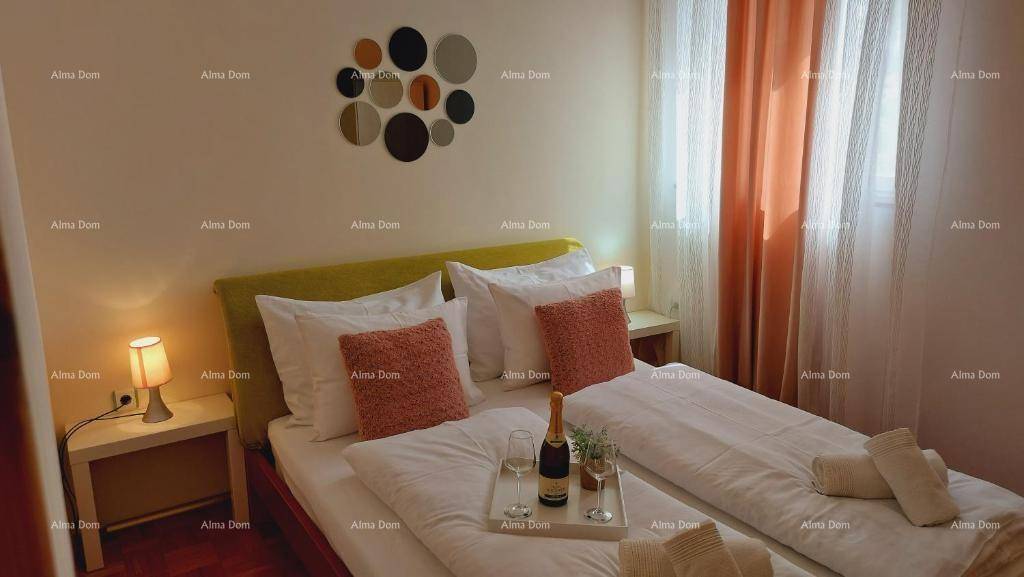 Gemütliches Schlafzimmer mit Doppelbett, Nachttischen und dekorativen Kissen.