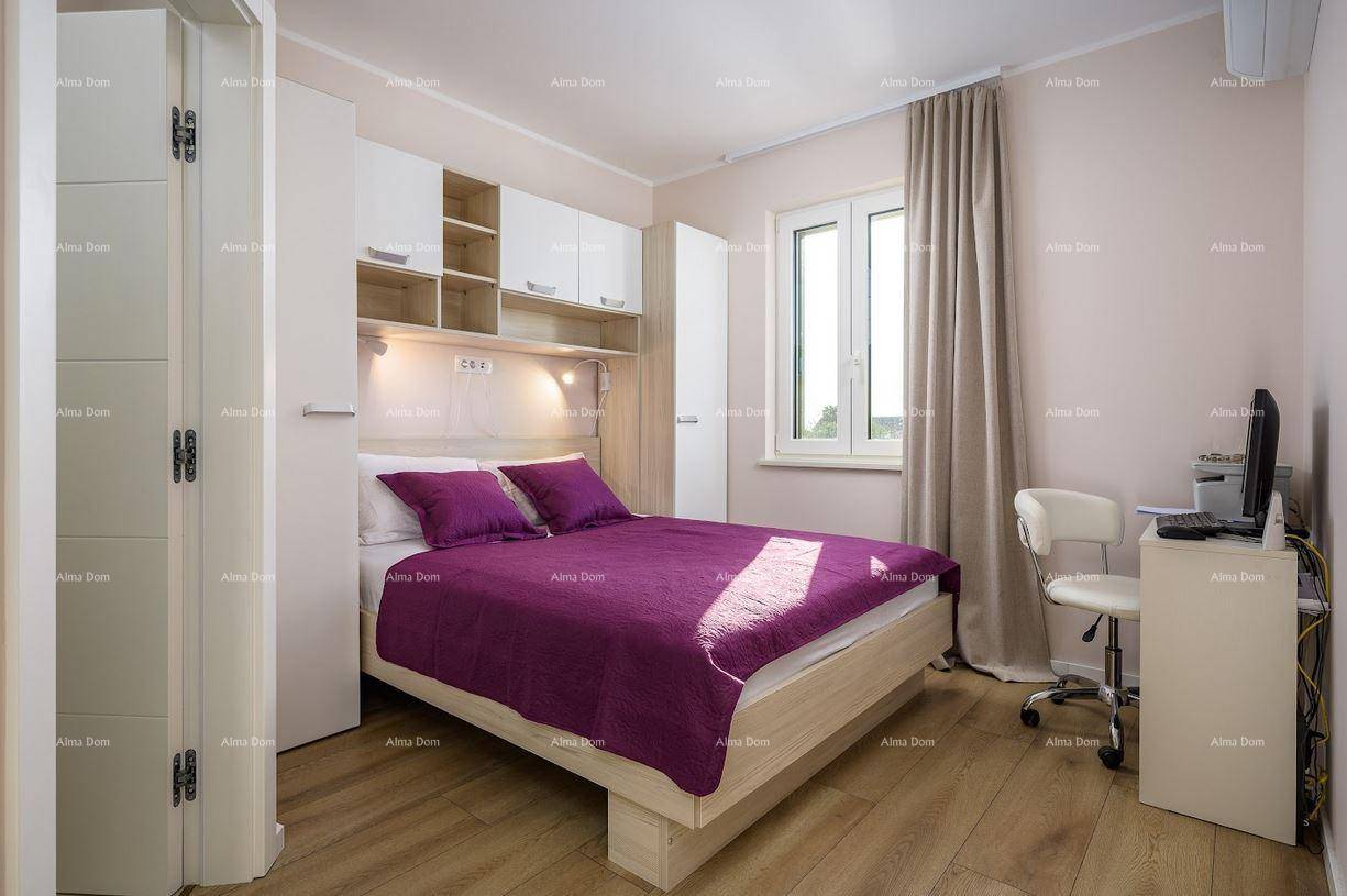Schlafzimmer mit integriertem Bett, Schreibtisch und praktischem Stauraum über dem Bett.