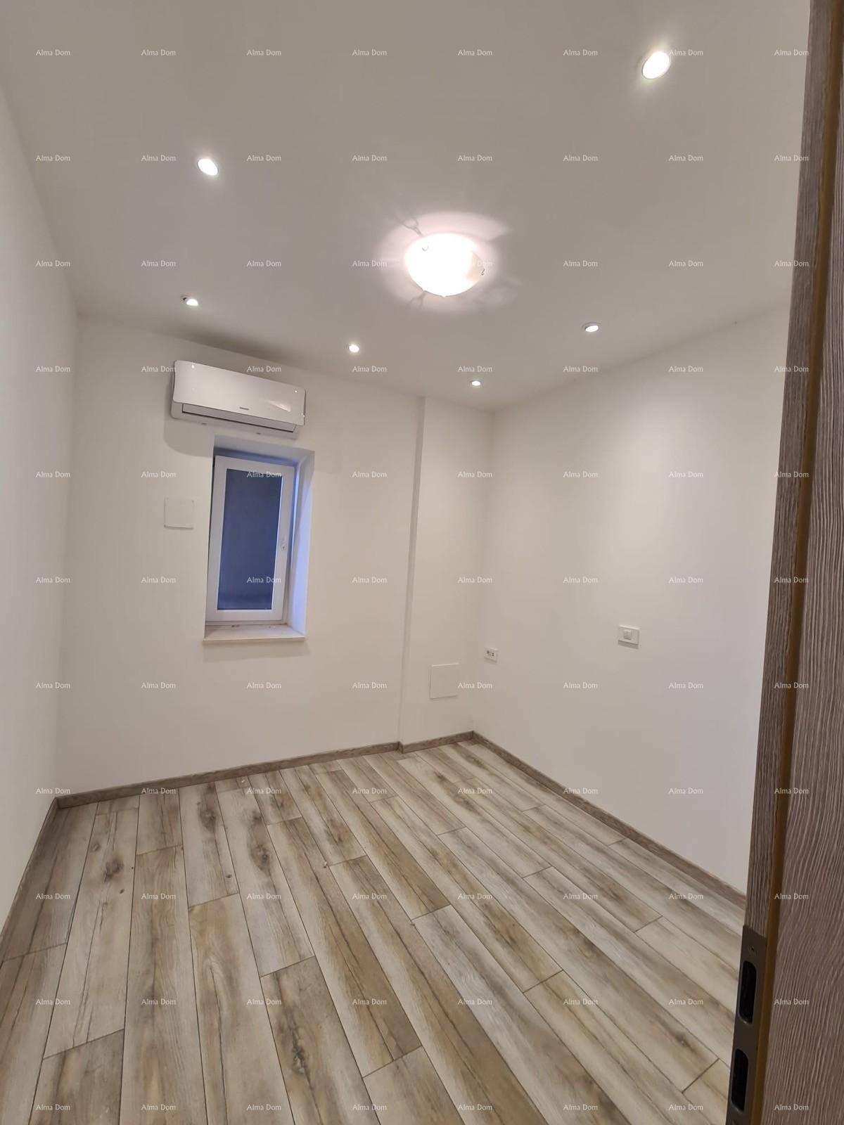 Kleineres Zimmer mit Holzoptik-Fliesenboden, Klimaanlage und Einbaustrahlern.