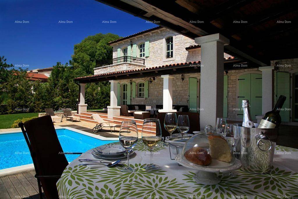 Gemütlicher Essbereich im Freien auf der Terrasse mit Blick auf den Pool und die Villa.