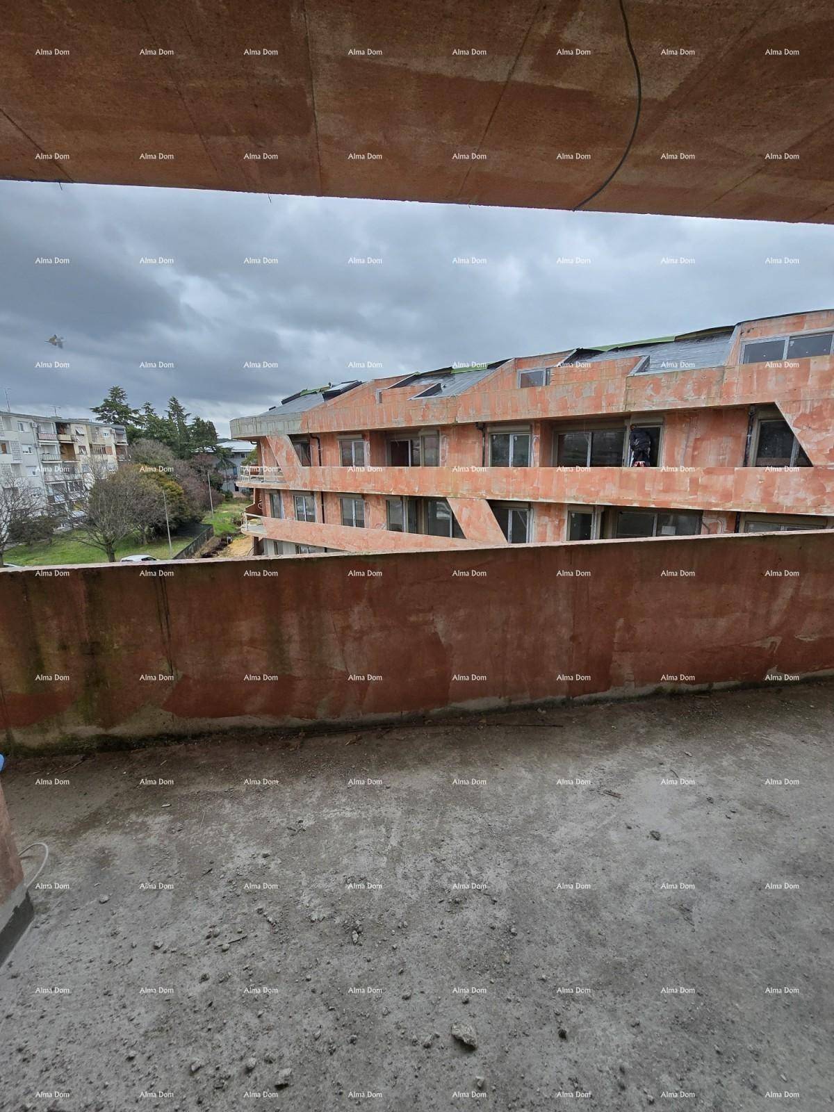 Blick von einem unfertigen Balkon auf die im Bau befindliche Gebäudefassade.