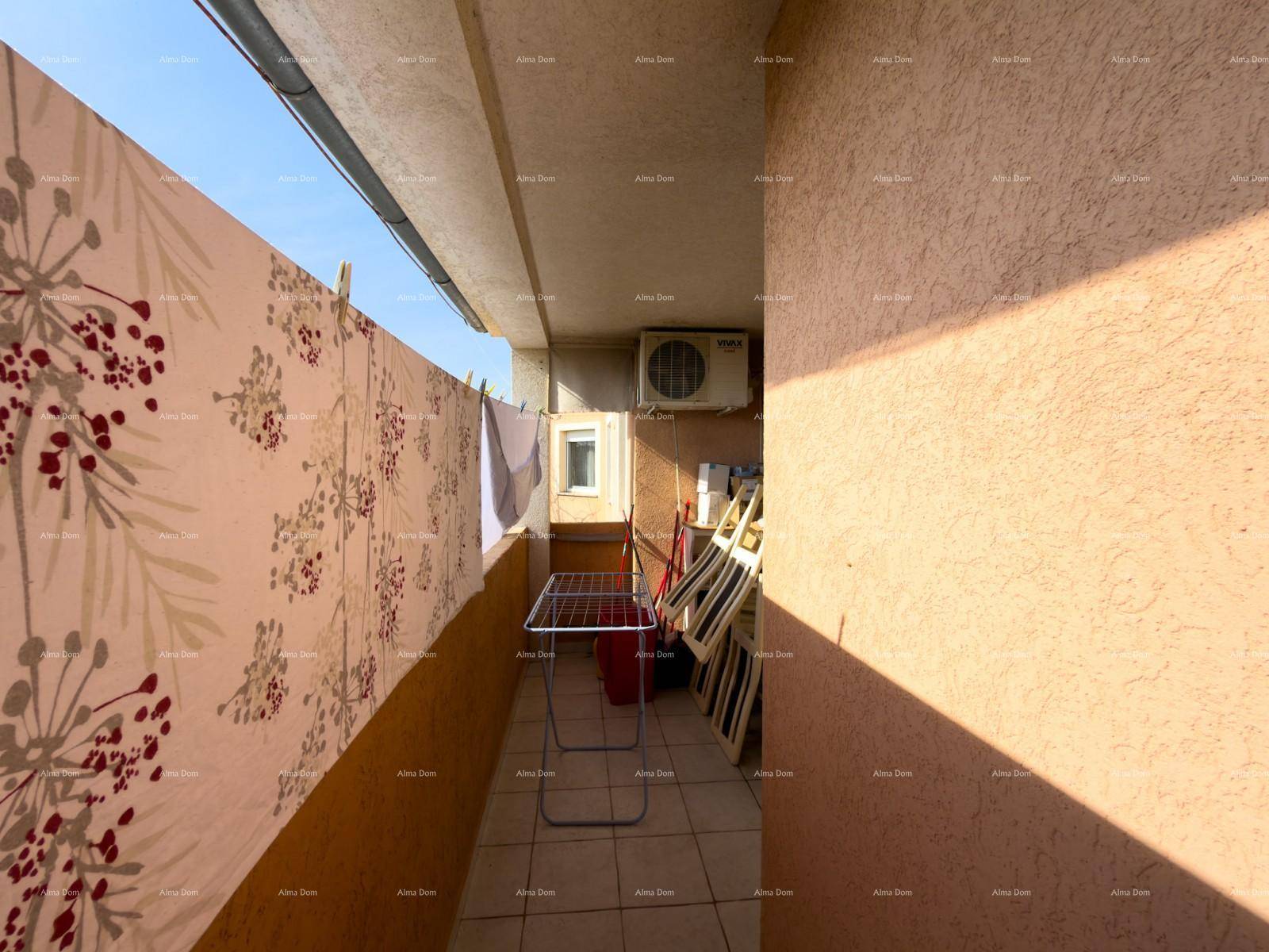 Schmaler Balkon mit Wäscheständer und Klimaanlage, ideal zum Trocknen von Wäsche.