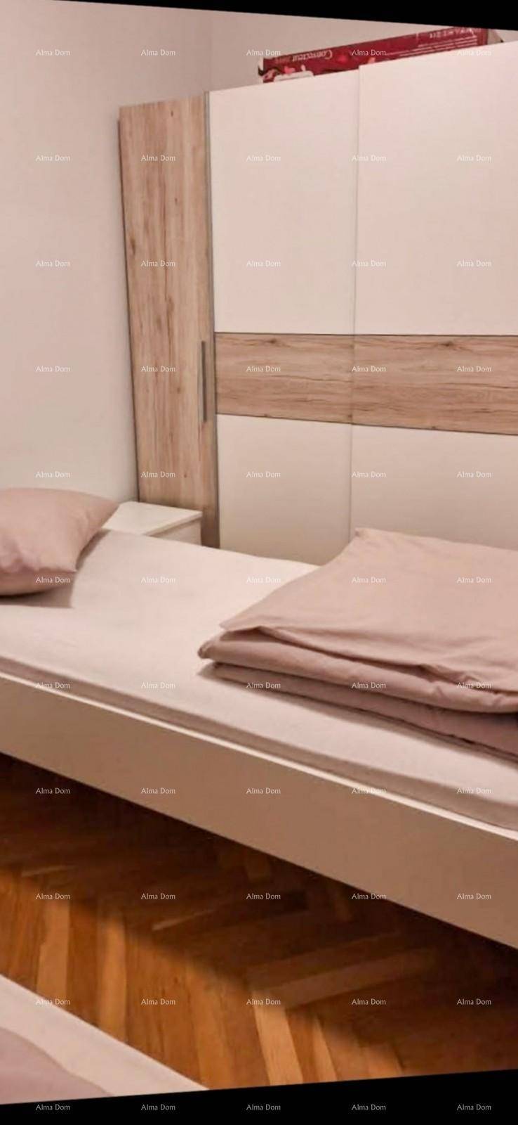 Schlafzimmer mit einem Einzelbett und einem modernen Kleiderschrank mit Holz- und Weißtönen.