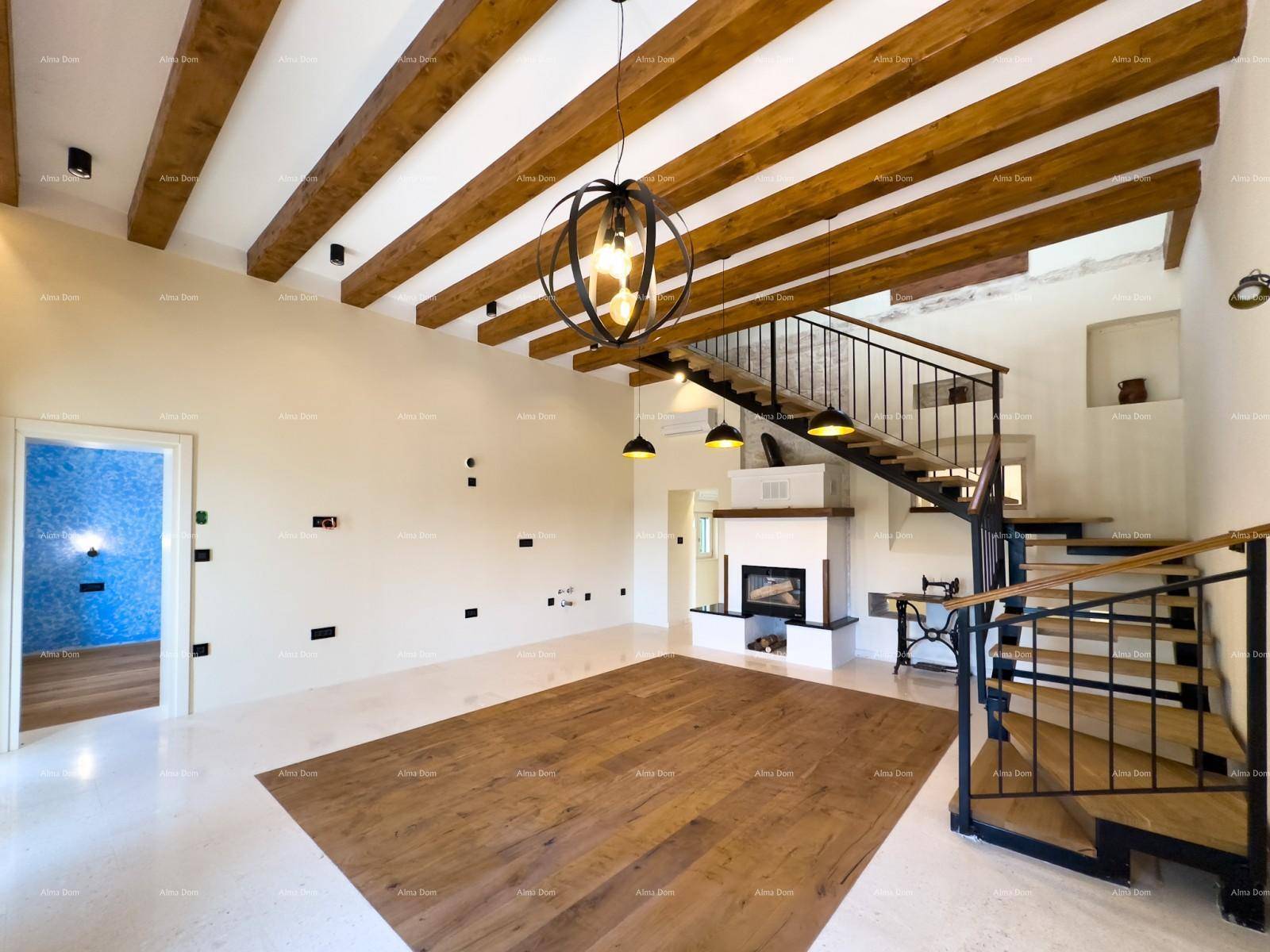 Großzügiger Wohnraum mit Holzbalkendecke, Kamin und offener Treppe, die nach oben führt.