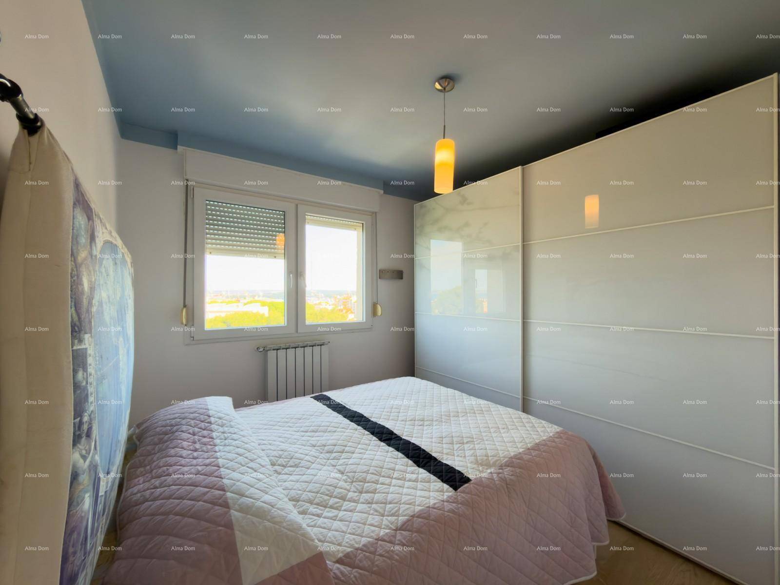 Schlafzimmer mit Doppelbett, weißem Schrank und Fenster mit Blick auf die Umgebung.