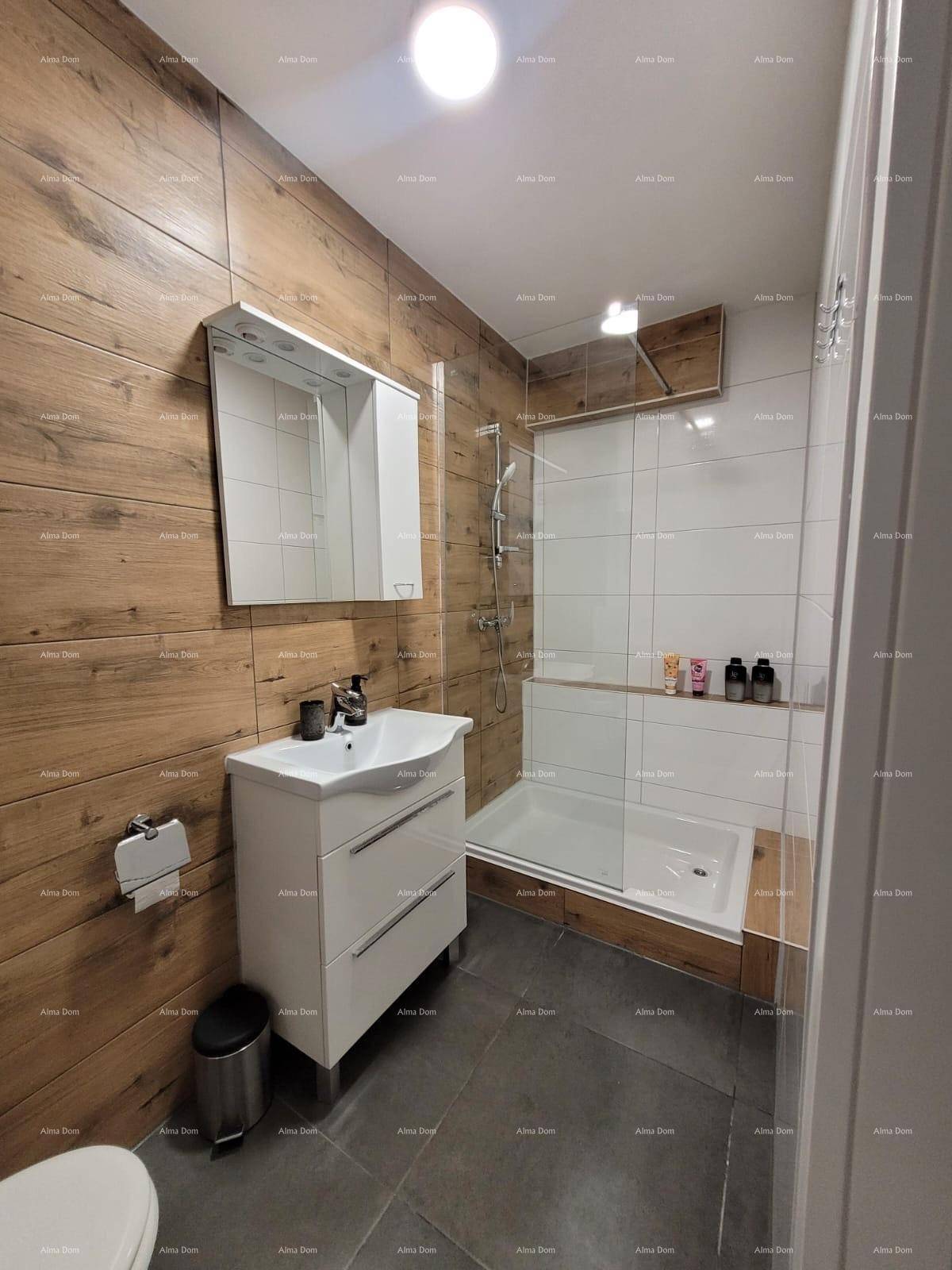 Modernes Badezimmer mit Duschkabine, Holzoptik-Fliesen und elegantem Waschtisch.