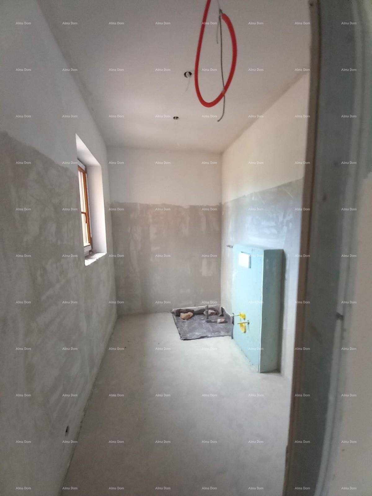 Kleiner Raum im Rohbau mit Fenster und vorbereiteten Installationen.