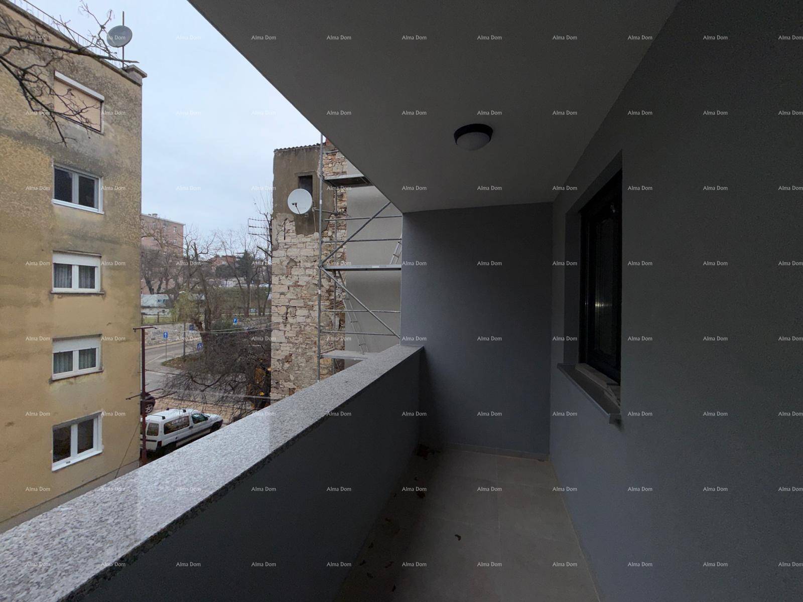 Balkon mit Fliesenboden und Blick auf die umliegenden Gebäude und die Straße.