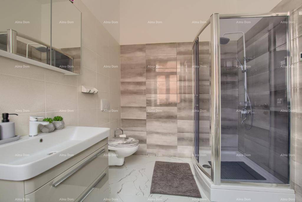 Modernes Badezimmer mit Duschkabine, Bidet und eleganten Fliesen an Wänden und Boden.
