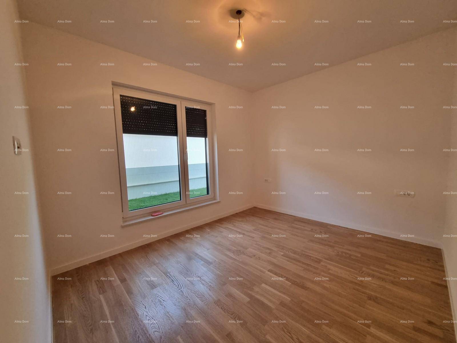 Helles Schlafzimmer mit Parkettboden und Fenster mit Rollladen.