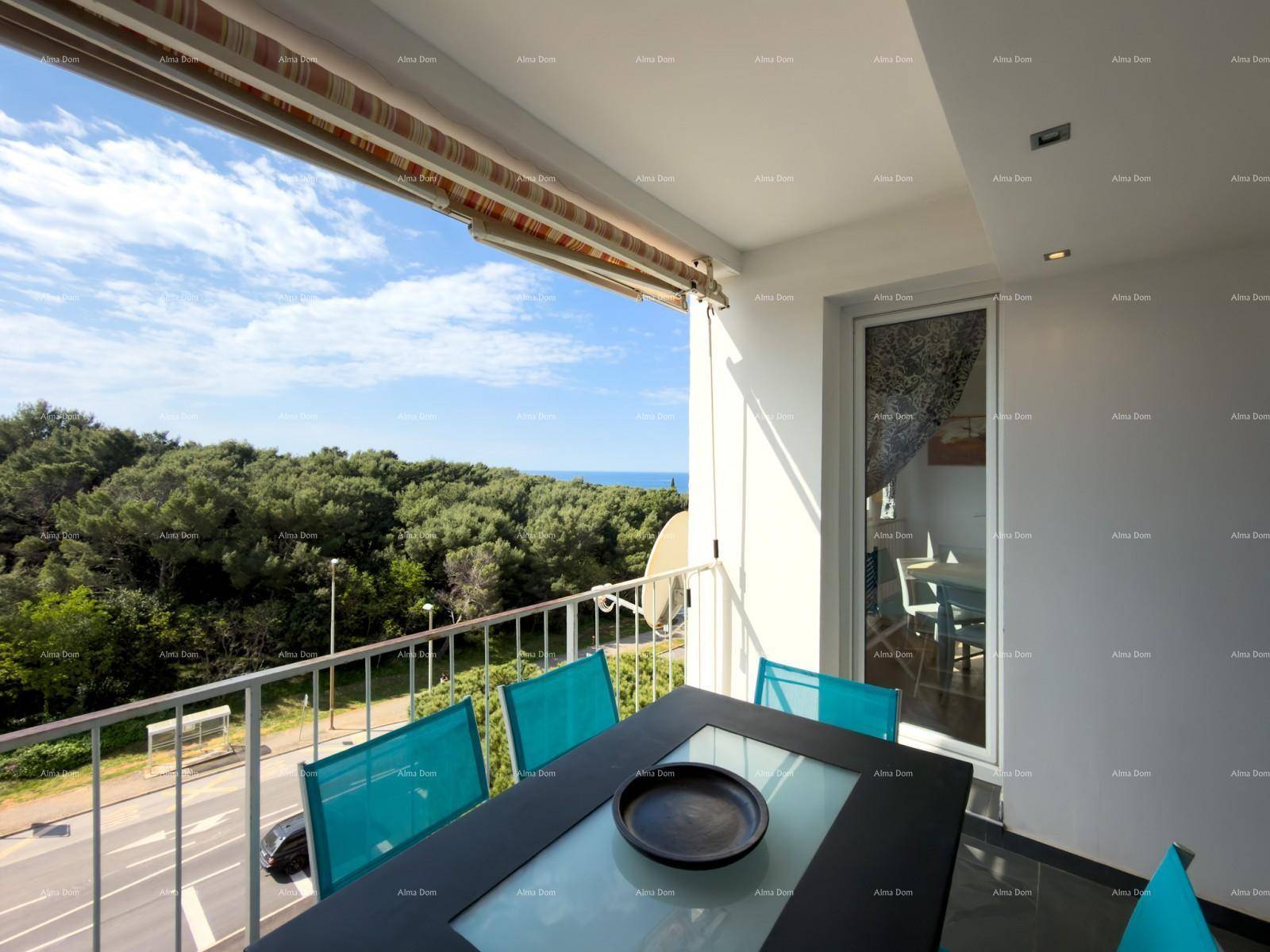 Möblierter Balkon mit Meerblick, Markise und Essbereich im Freien.