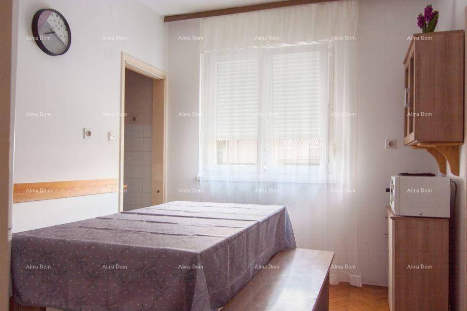 Essbereich mit großem Tisch, Fenster und einem Schrank an der Wand.