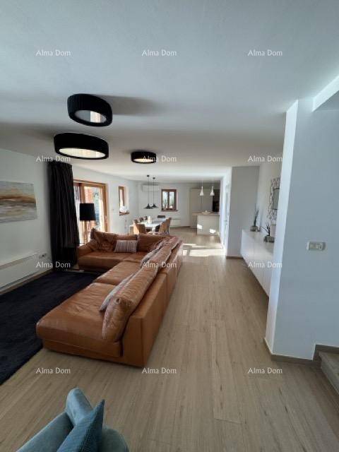 Geräumiger offener Wohn- und Essbereich mit bequemen Sofas und modernem Lichtdesign.