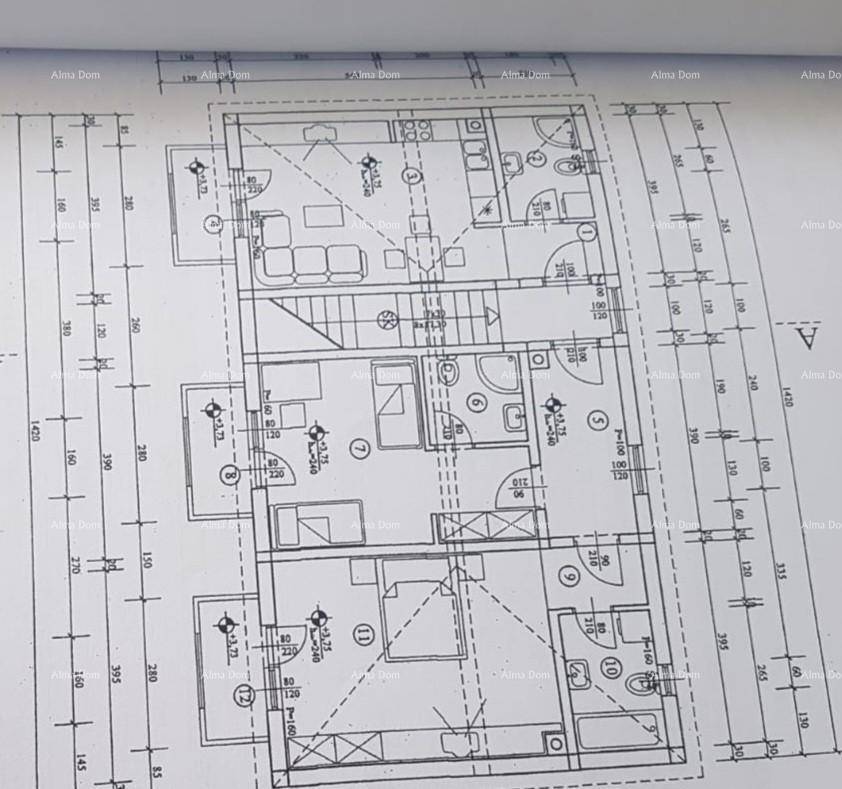 Grundriss eines Geschosses mit mehreren Einheiten, Küchen und Bädern.