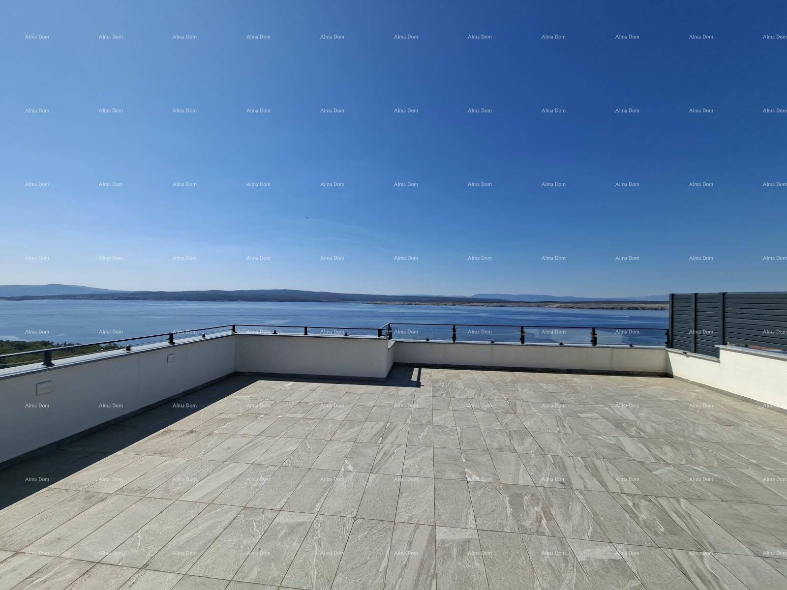 Große Dachterrasse mit Fliesenboden und weitem Panoramablick auf das Meer und die Küste.