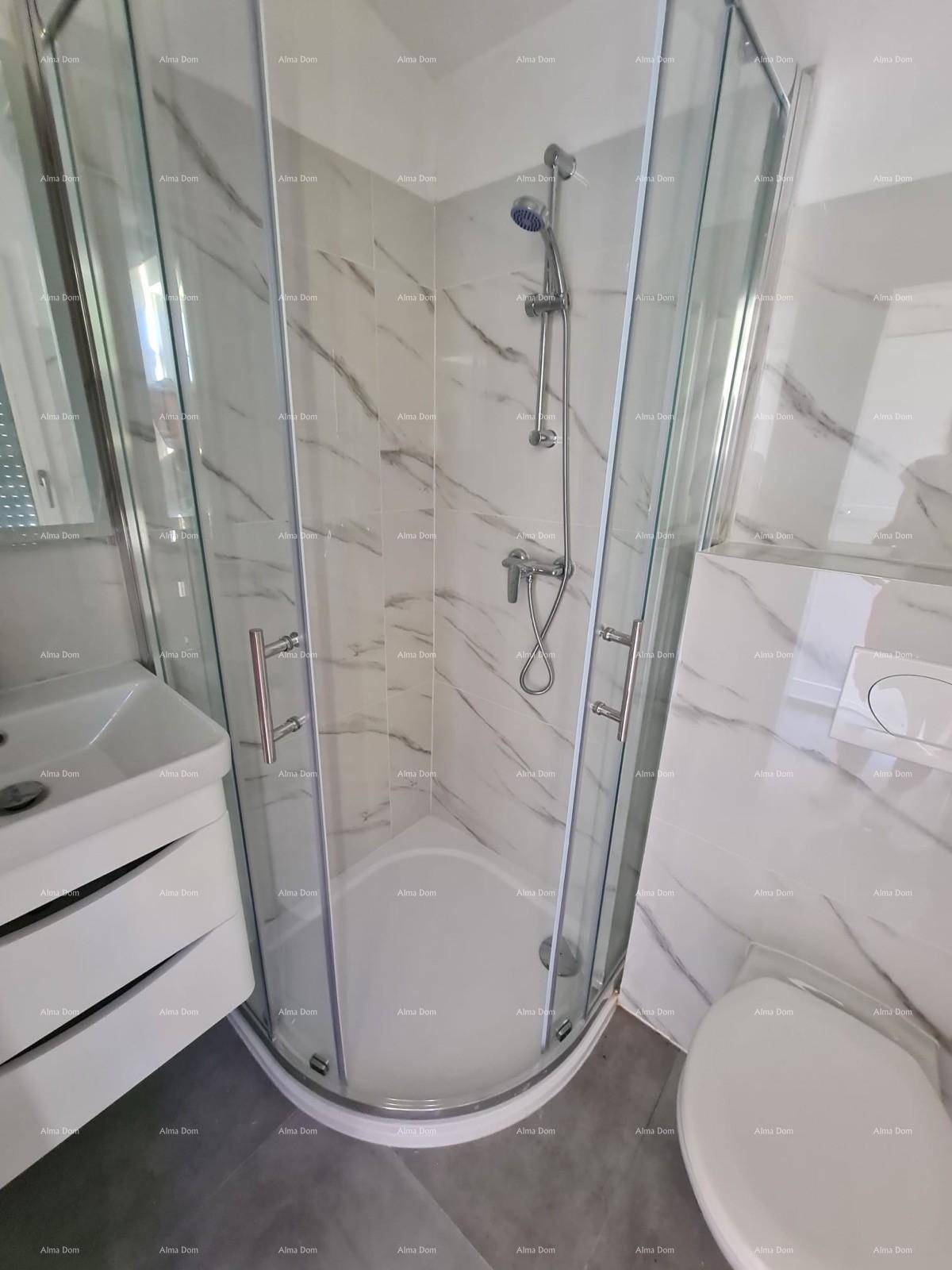 Helles Badezimmer mit moderner Duschkabine, Waschtisch und wandhängendem WC.