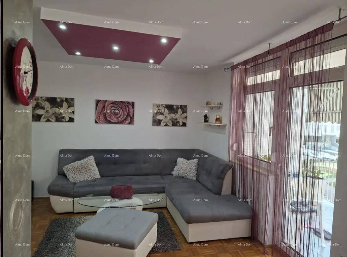 Helles Wohnzimmer mit Zugang zu einem Balkon oder einer Terrasse und moderner Einrichtung.