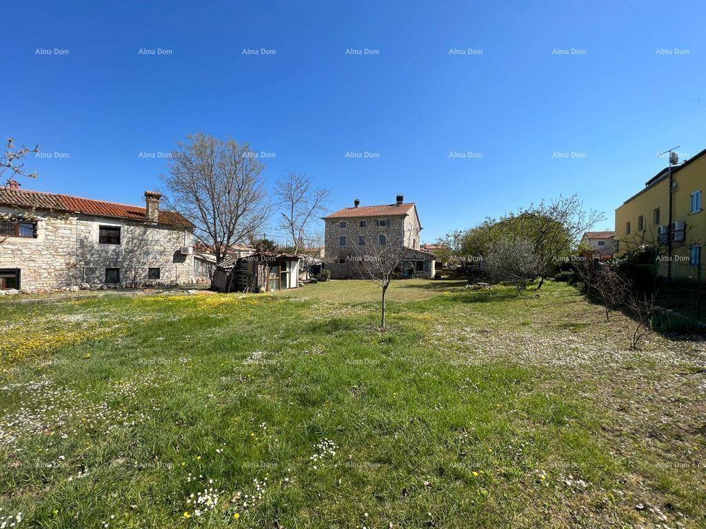 Panoramablick auf das weitläufige Grundstück mit Steinhäusern und ländlicher Umgebung.