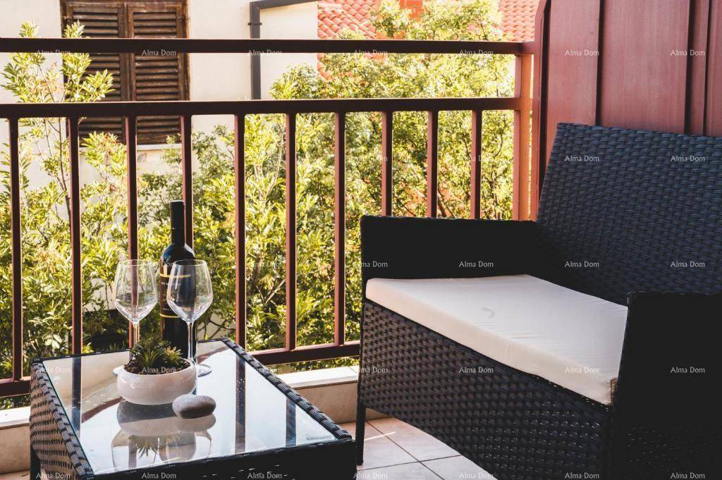 Gemütlicher Balkon mit dunklen Korbmöbeln, einem Glastisch und Blick ins Grüne.