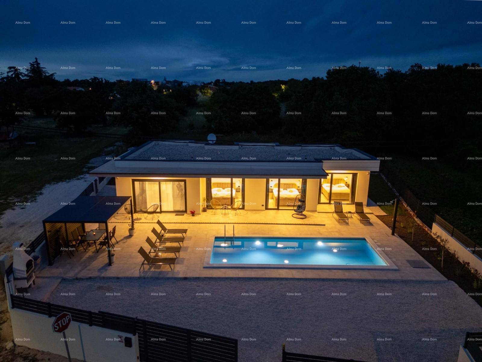 Beeindruckende Nachtaufnahme des beleuchteten Hauses mit Swimmingpool und gemütlicher Außenbeleuchtung.