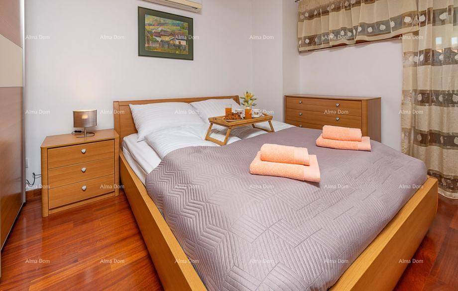 Gemütliches Schlafzimmer mit Holzbett, Nachttischen und Parkettboden, bereit für ein Frühstück im Bett.