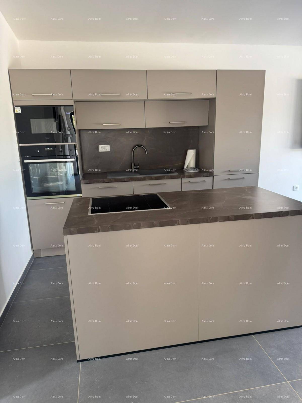 Moderne Einbauküche in Beige mit integrierten Geräten und einer Kochinsel.
